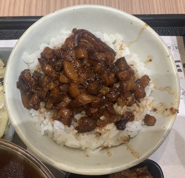 台湾、桃園空港で食べた小玉煮瓜の魯肉飯