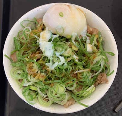 松屋のネギたっぷり旨辛ネギたま牛めし