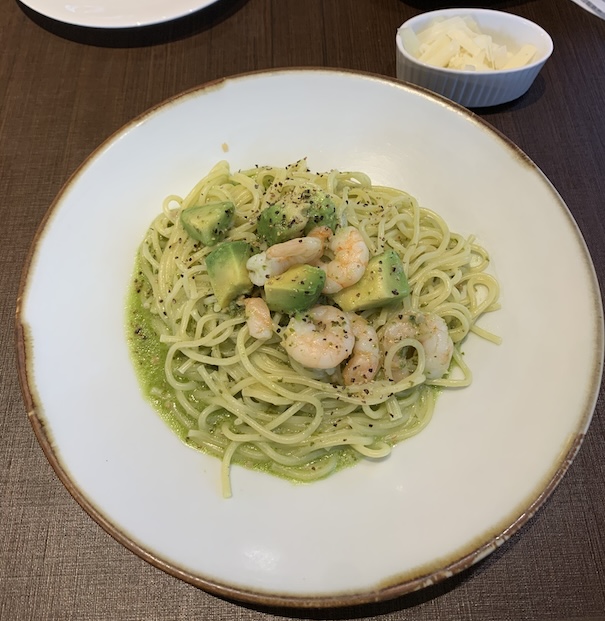 エビとアボカドのジェノベーゼ